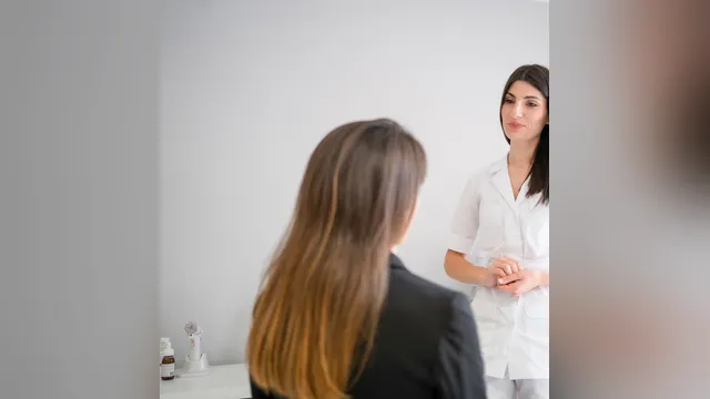 A Healthy Weight Loss 4 U clinician talking with a patient during a consultation