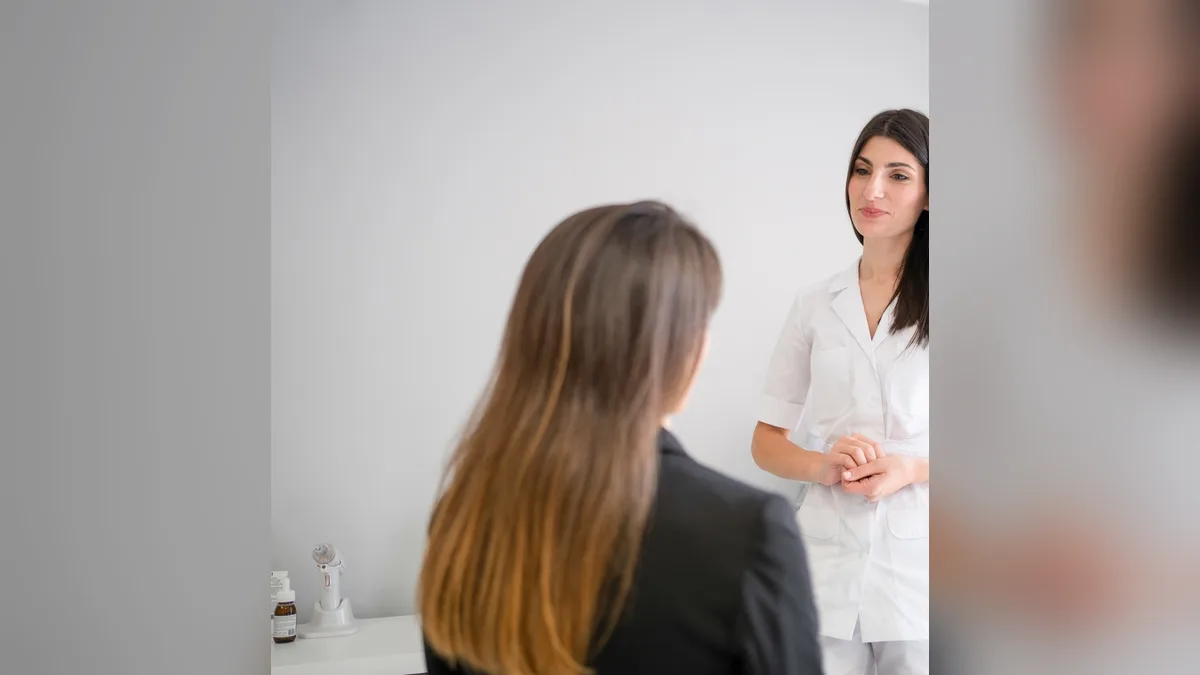 A Healthy Weight Loss 4 U clinician talking with a patient during a consultation