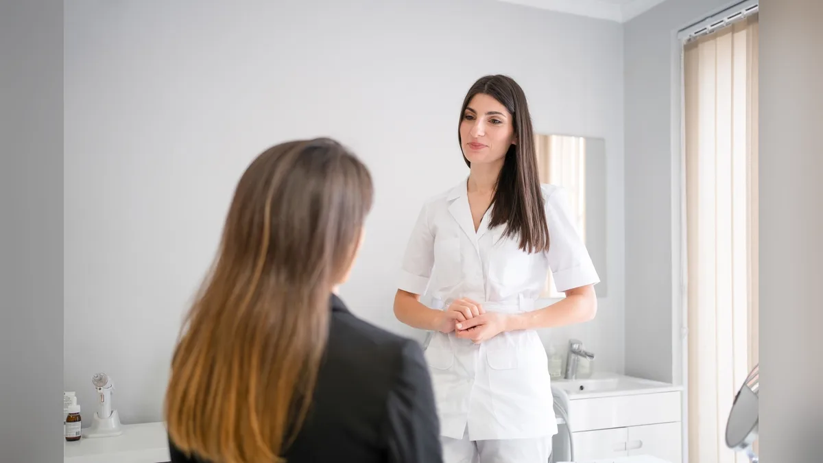 A Healthy Weight Loss 4 U clinician talking with a patient during a consultation