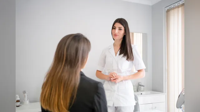 A Healthy Weight Loss 4 U clinician talking with a patient during a consultation